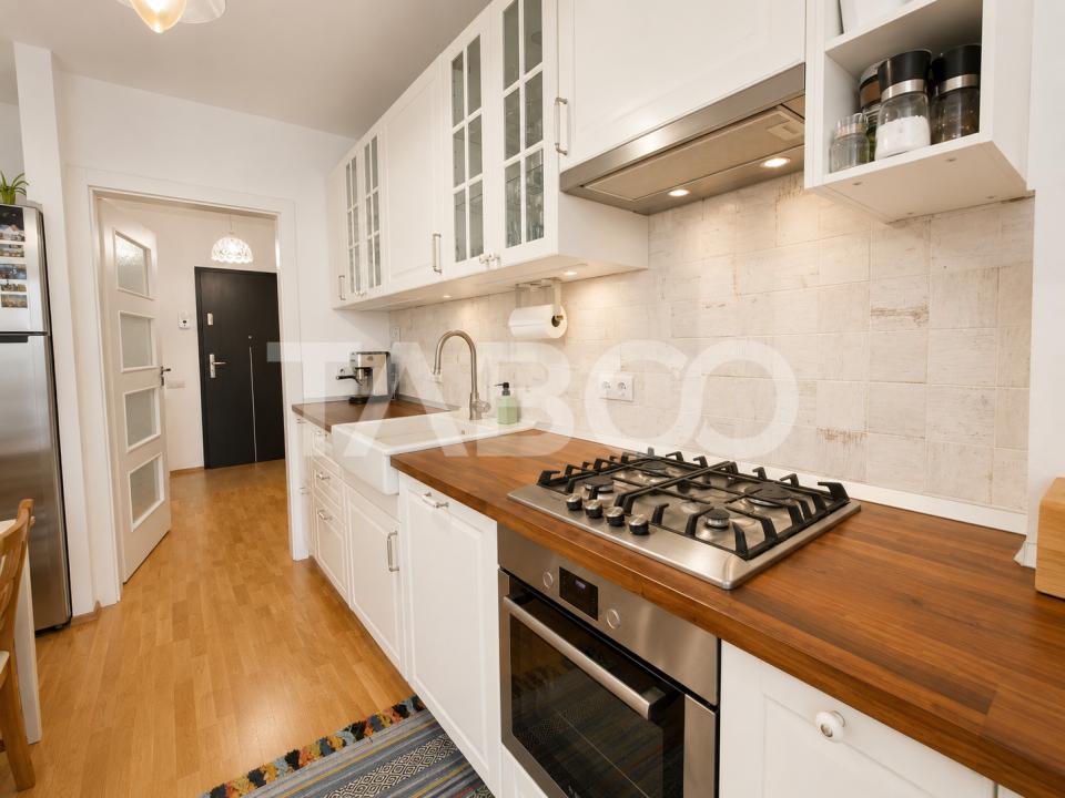 Apartament de vanzare 4 camere balcon boxa lift bloc nou zona Centrala