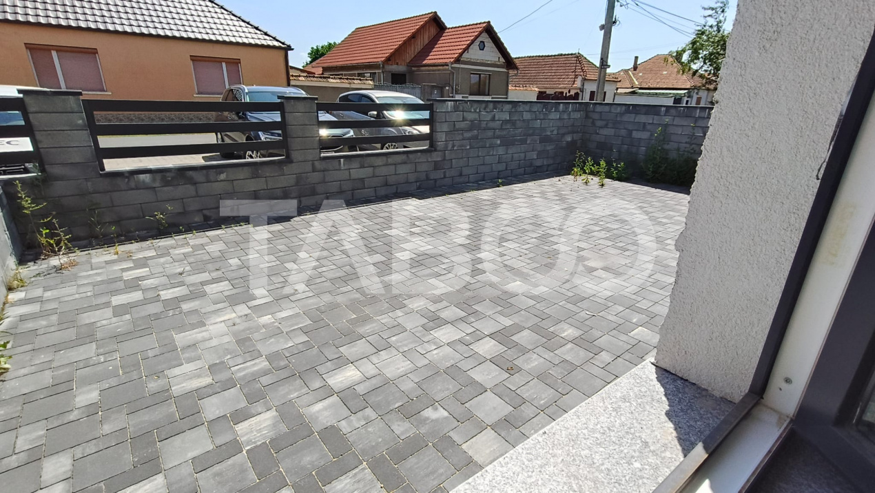 Apartament de vanzare cu 2 camere si curte proprie in bloc nou