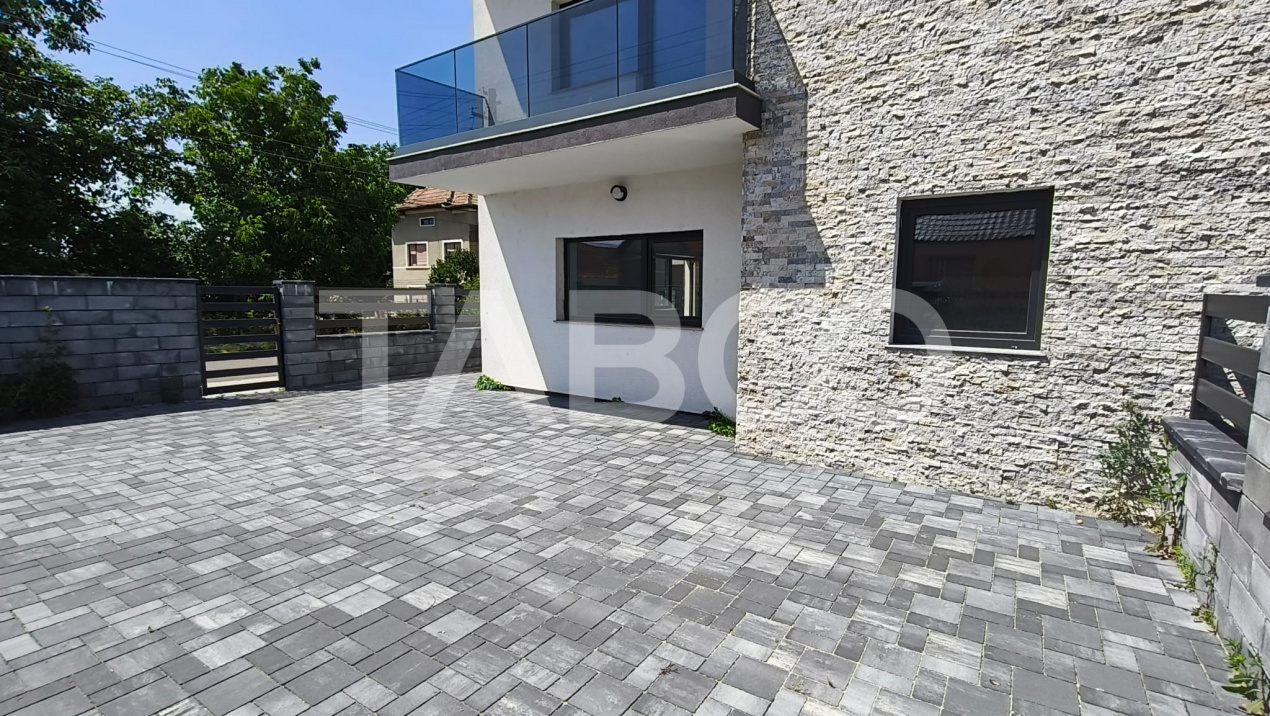 Apartament de vanzare cu 2 camere si curte proprie in bloc nou