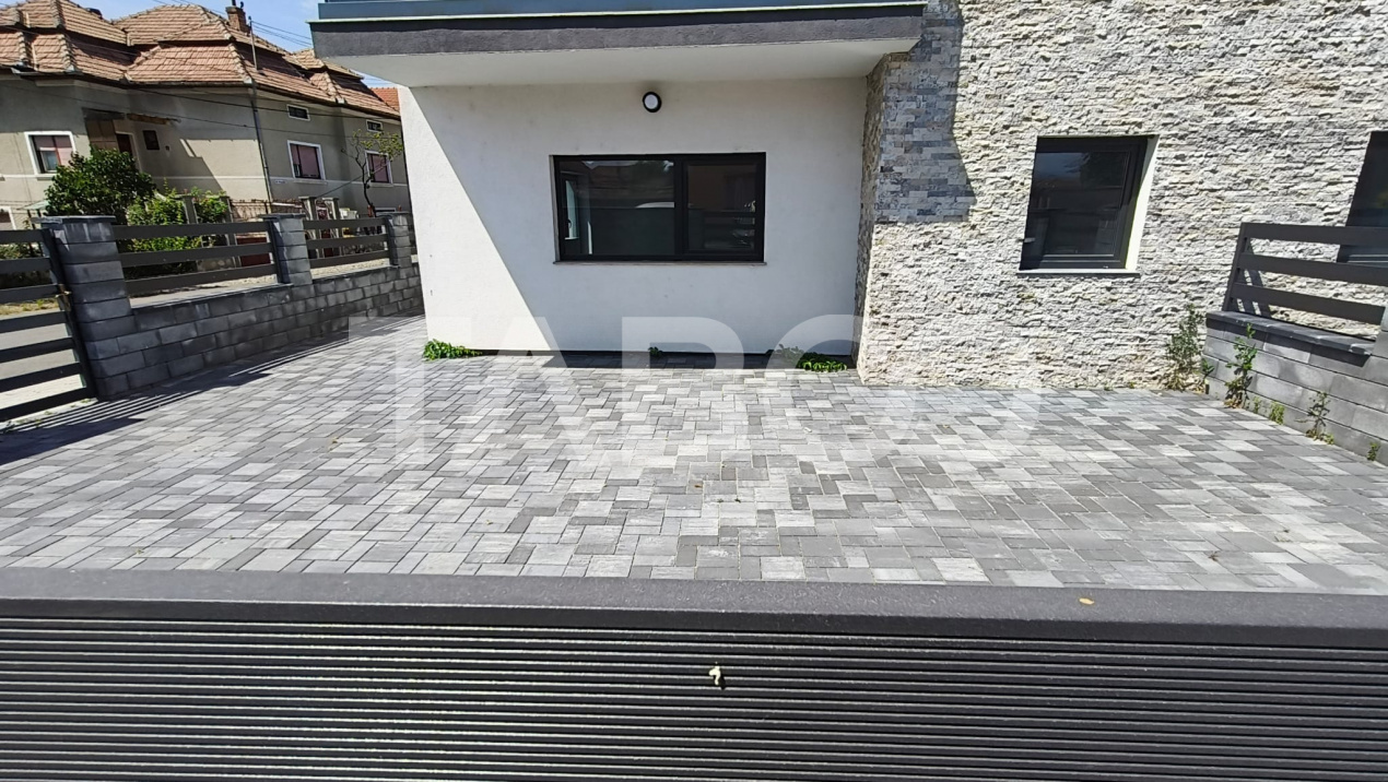 Apartament de vanzare cu 2 camere si curte proprie in bloc nou