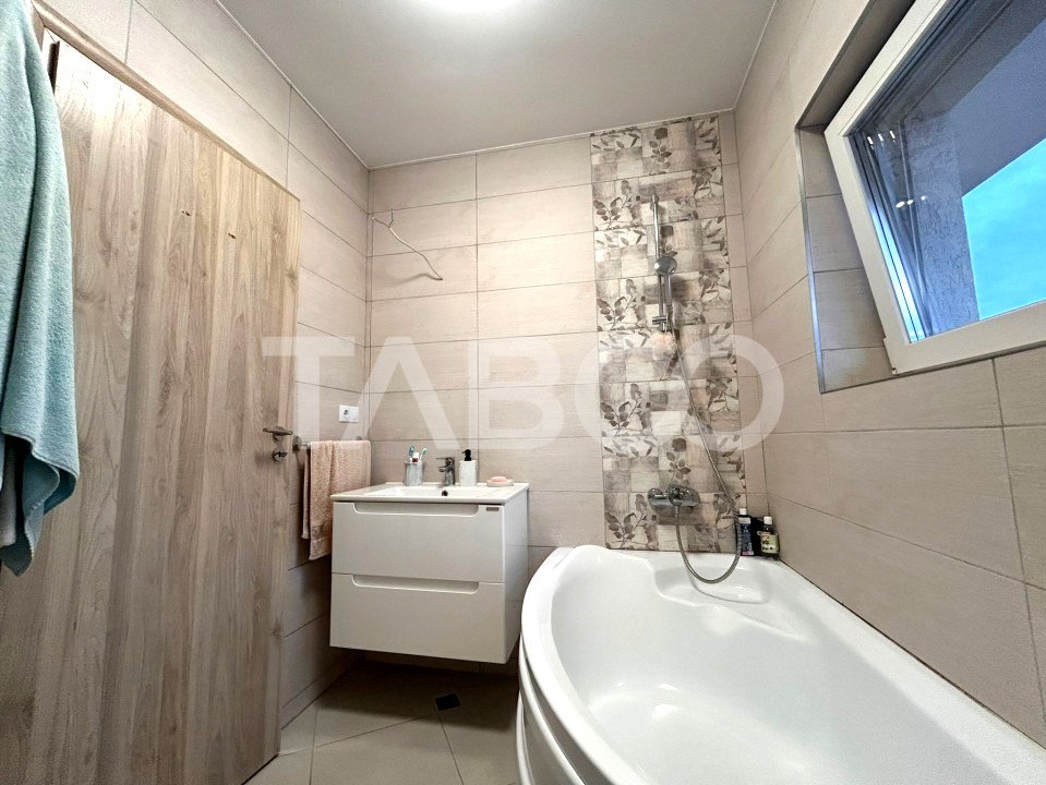 Apartament de vanzare cu 3 camere 2 bai 2 balcoane pivnita si parcare