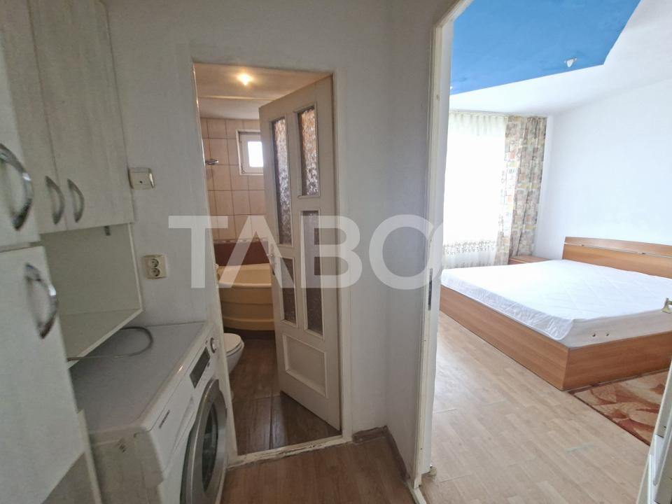 Apartament de vanzare cu 3 camere si balcon Mihai Viteazul numarul 23