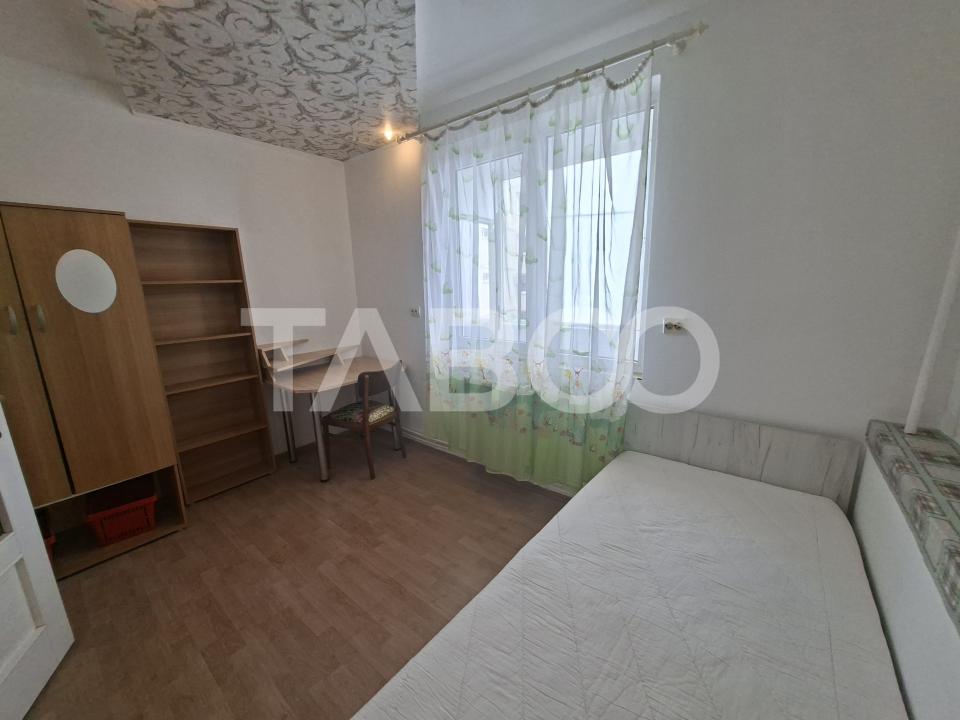 Apartament de vanzare cu 3 camere si balcon Mihai Viteazul numarul 23