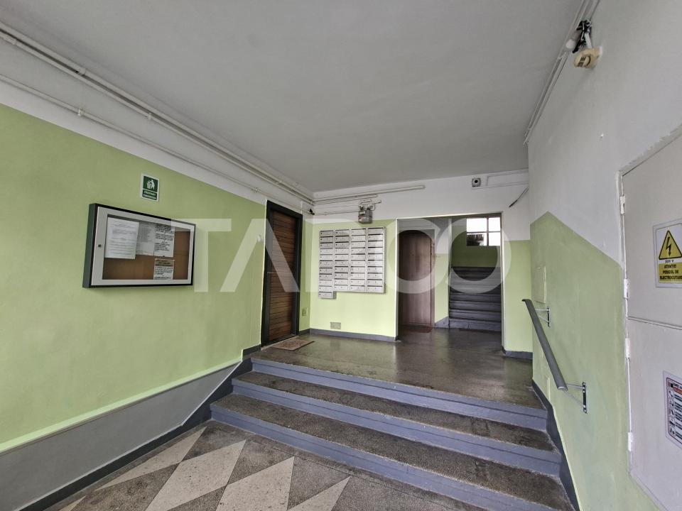 Apartament de vanzare cu 3 camere si balcon Mihai Viteazul numarul 23