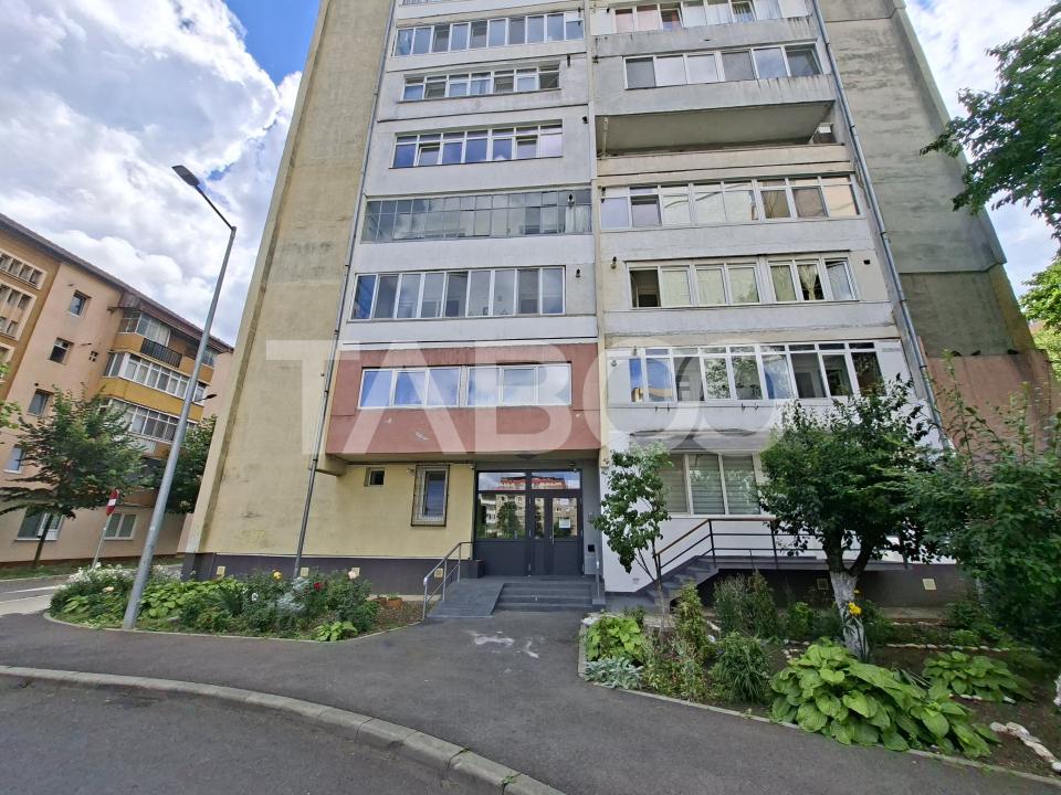 Apartament de vanzare cu 3 camere si balcon Mihai Viteazul numarul 23