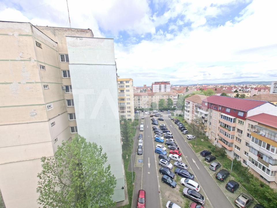 Apartament de vanzare cu 3 camere si balcon Mihai Viteazul numarul 23