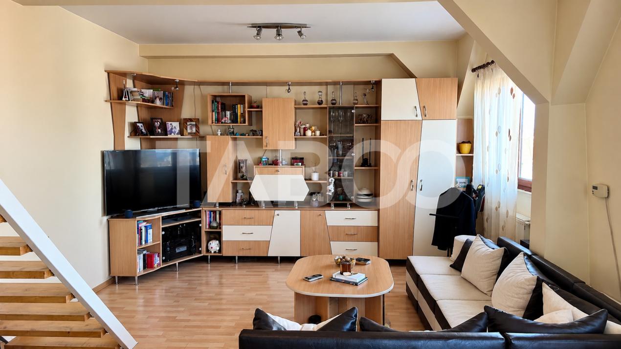 Apartament de vanzare cu 3 camere si balcon zona Mihai Viteazul