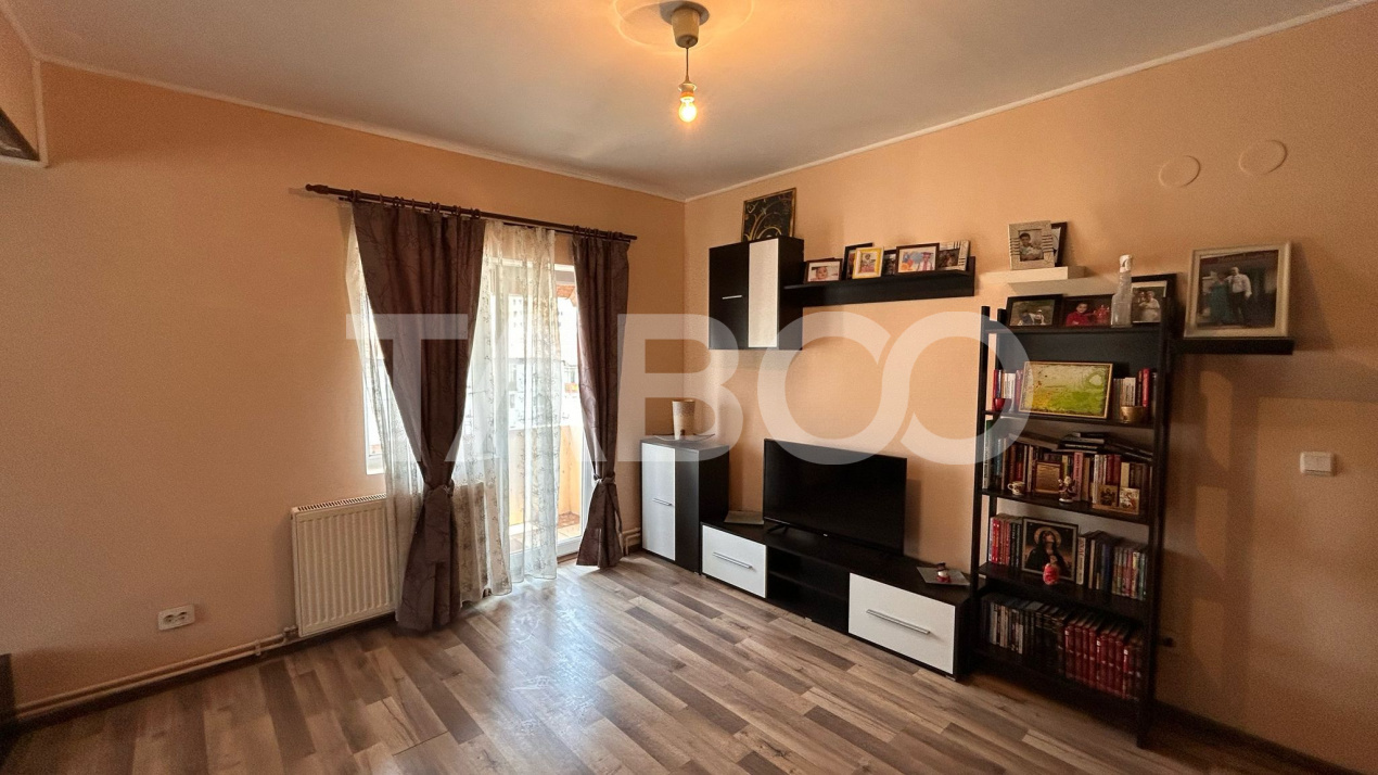 Apartament de vanzare cu 4 camere 90 mpu cu balcon zona Vasile Aaron 