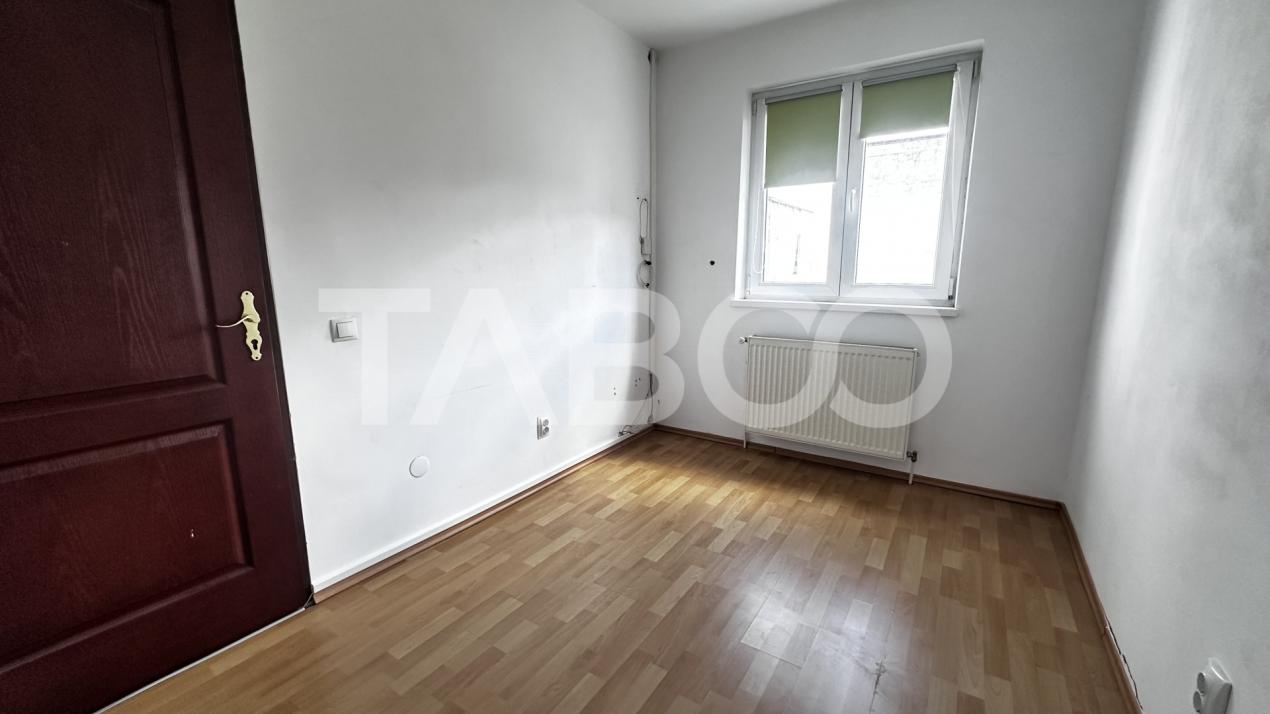 Apartament de vanzare decomandat 3 camere 50 mpu cu balcon Cisnadie