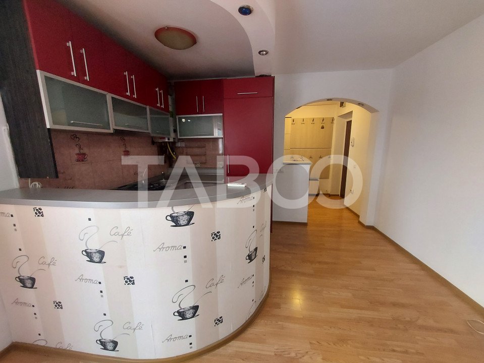 Apartament de vanzare decomandat 4 camere 2 bai zona Mihai Viteazu