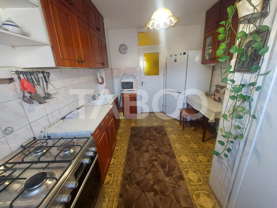 Apartament de vanzare decomandat 4 camere 2 bai zona Strand