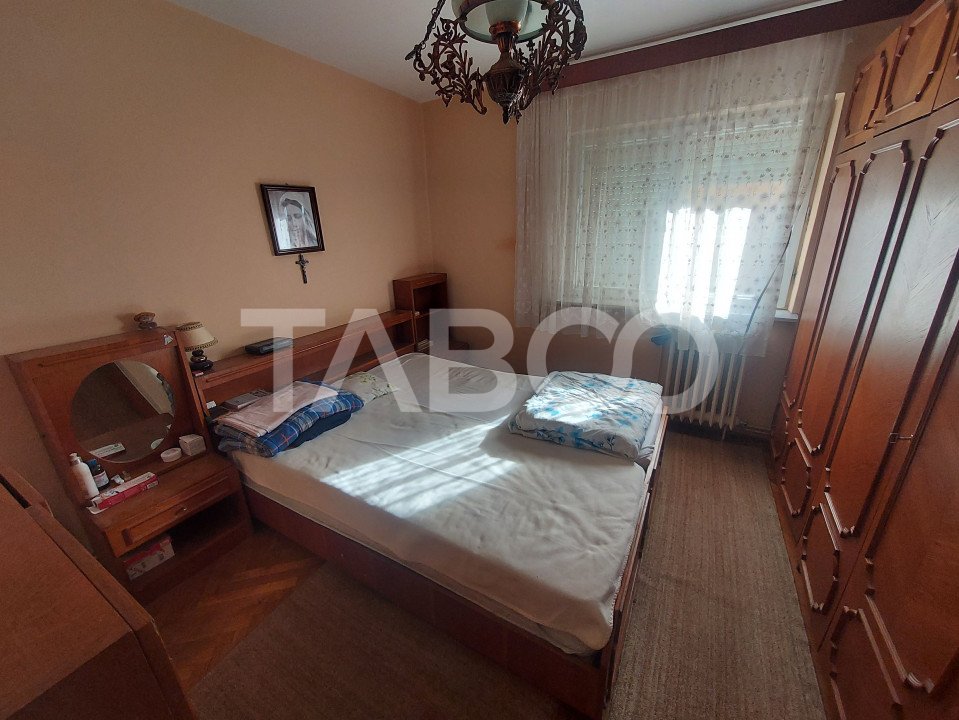 Apartament de vanzare decomandat 4 camere 2 bai zona Strand