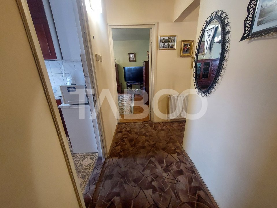 Apartament de vanzare decomandat 4 camere 2 bai zona Strand