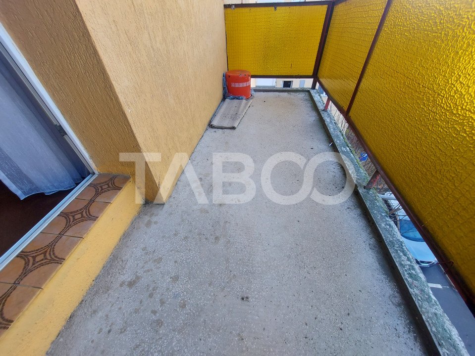 Apartament de vanzare decomandat 4 camere 2 bai zona Strand