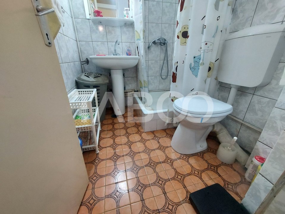 Apartament de vanzare decomandat 4 camere 2 bai zona Strand