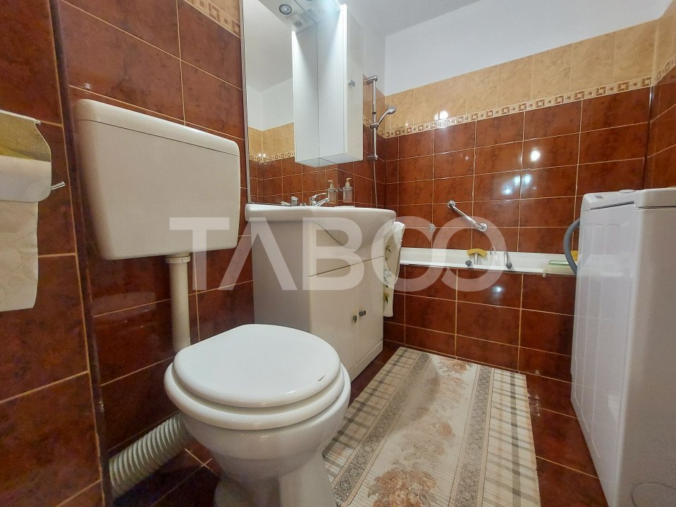Apartament de vanzare decomandat 4 camere 2 bai zona Strand