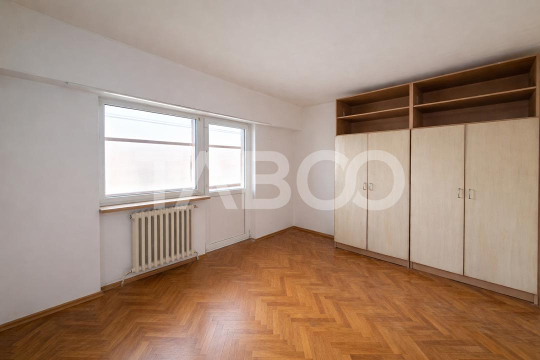 Apartament de vanzare decomandat cu 3 camere balcon etaj 2 in Turnisor