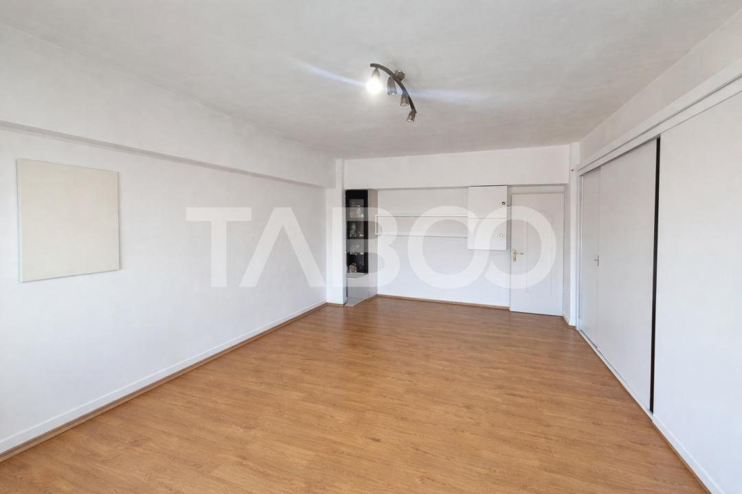 Apartament de vanzare decomandat cu 3 camere balcon etaj 2 in Turnisor