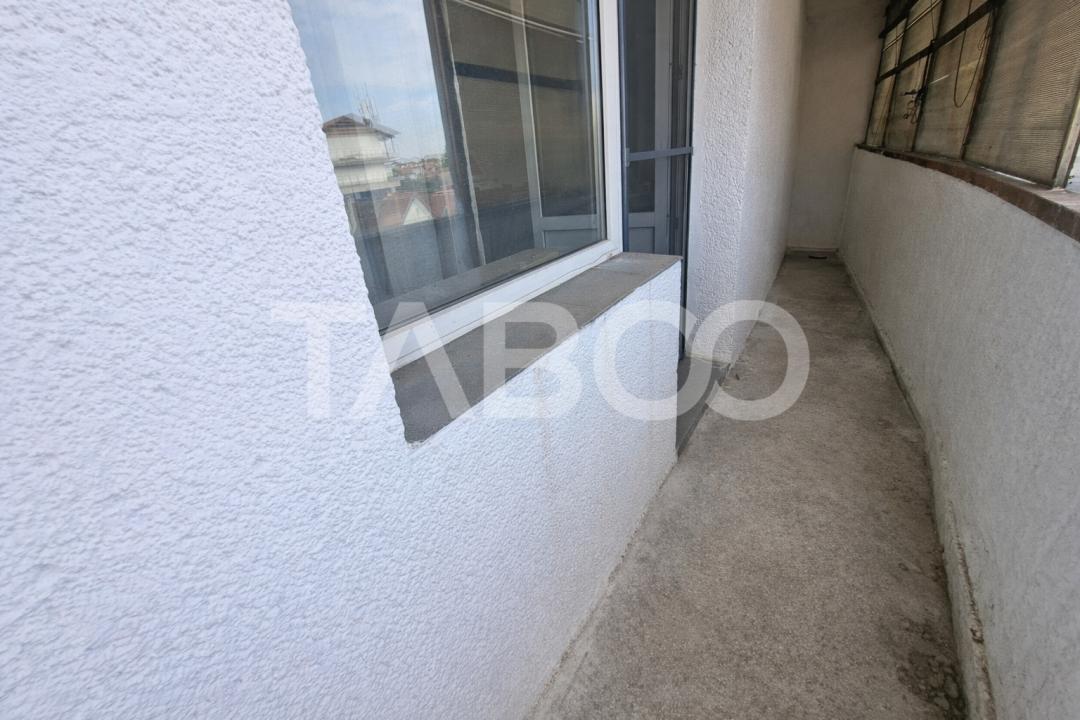 Apartament de vanzare decomandat cu 3 camere balcon etaj 2 in Turnisor