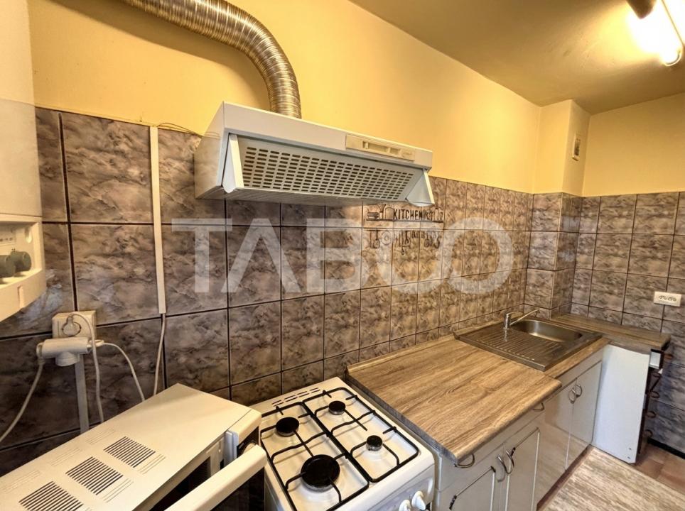 Apartament de vanzare etaj 2 + pivnita 3 camere 55 mpu  Valea Aurie