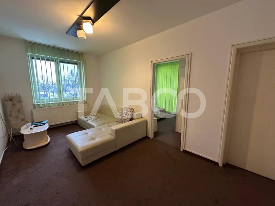 Apartament de vanzare la etaj 1 2 camere boxa depozitare zona Strand