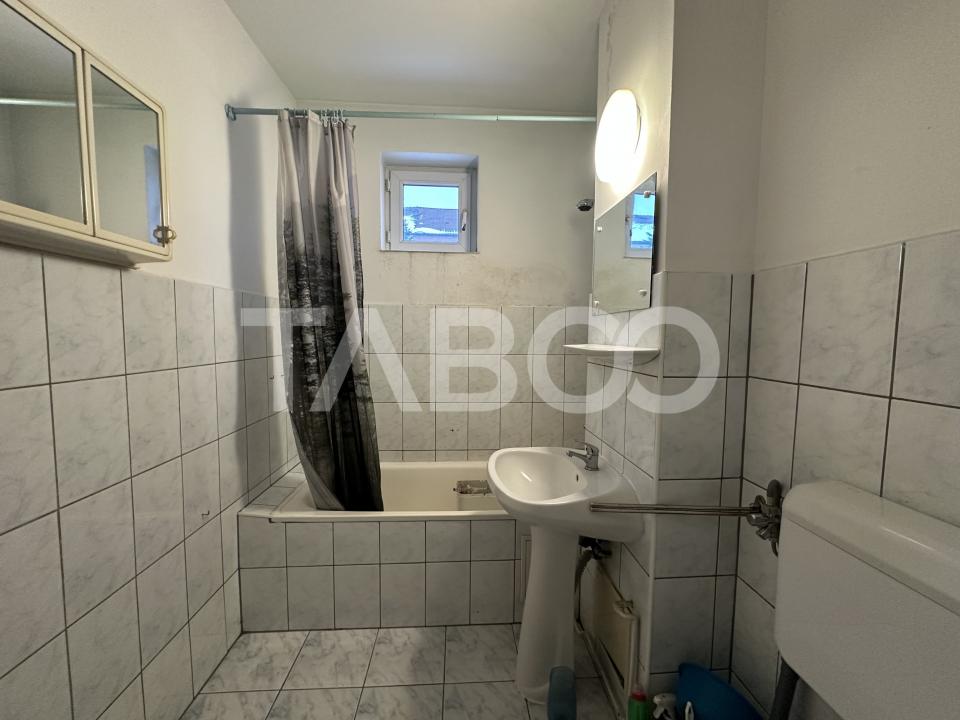 Apartament de vanzare la etaj 1 2 camere boxa depozitare zona Strand