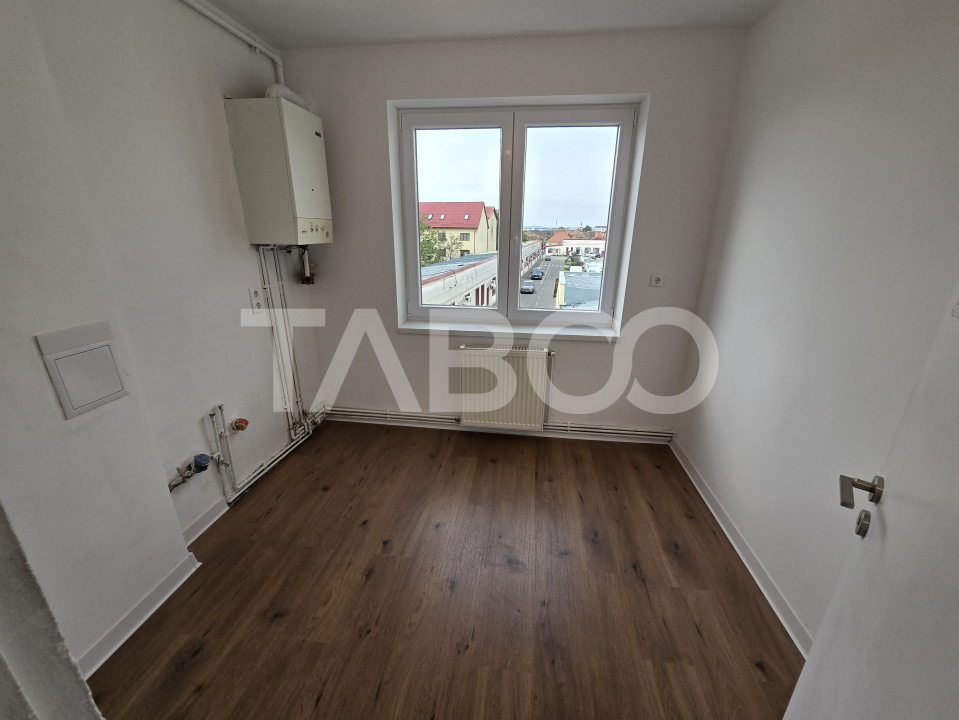 Apartament de vanzare la etaj intermediar 2 renovat balcon Terezian