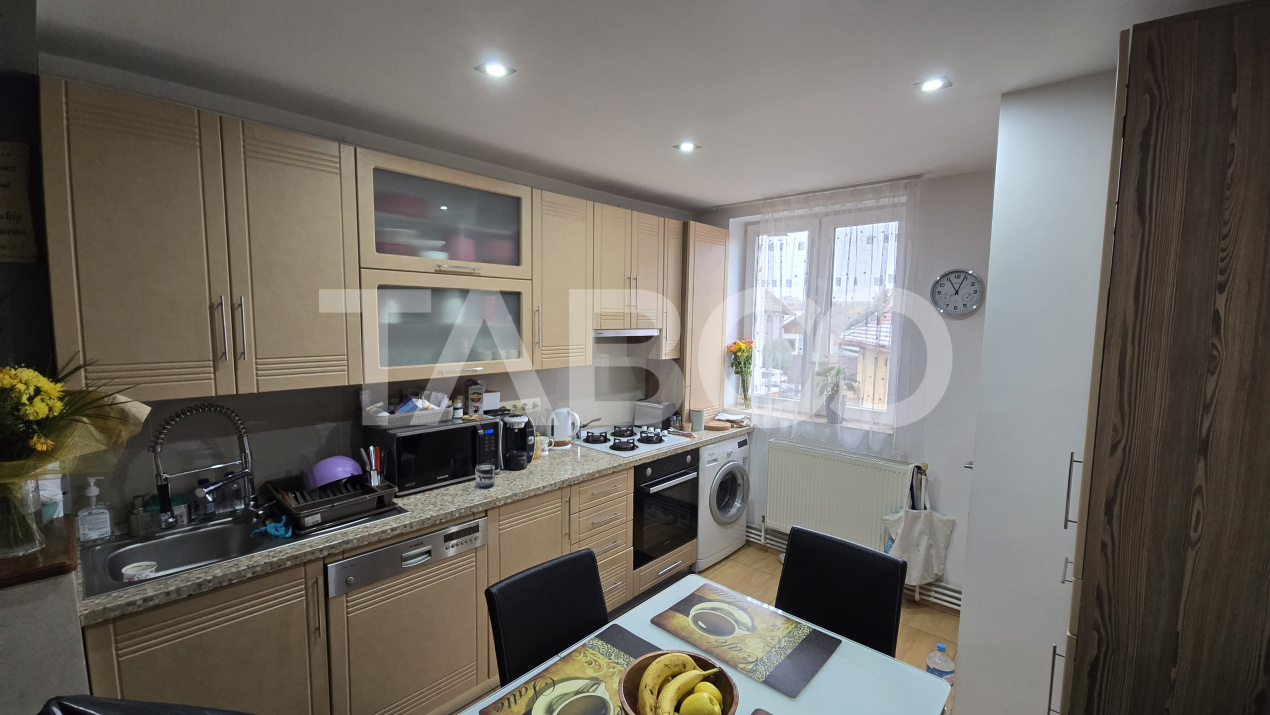 Apartament de vanzare la etaj intermediar 3 camere si balcon Turnisor 