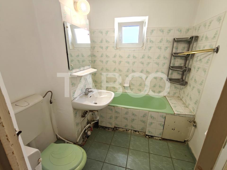 Apartament decomandat 2 camere cu pivnita si balcon - zona Terezian