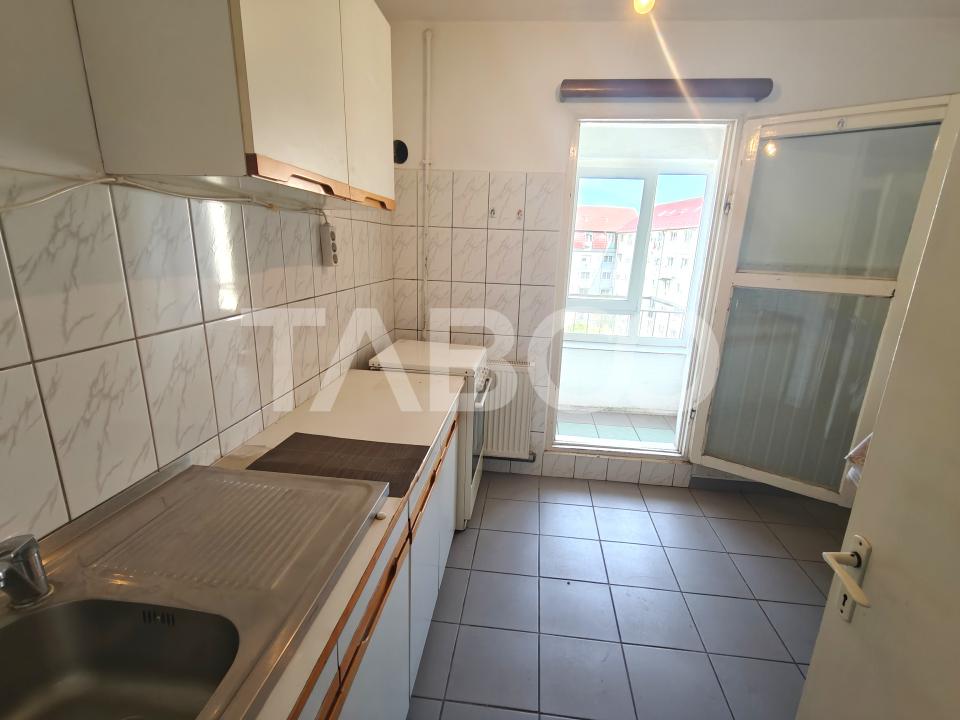 Apartament decomandat 2 camere cu pivnita si balcon - zona Terezian