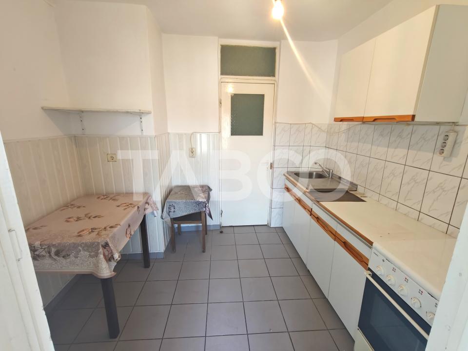 Apartament decomandat 2 camere cu pivnita si balcon - zona Terezian