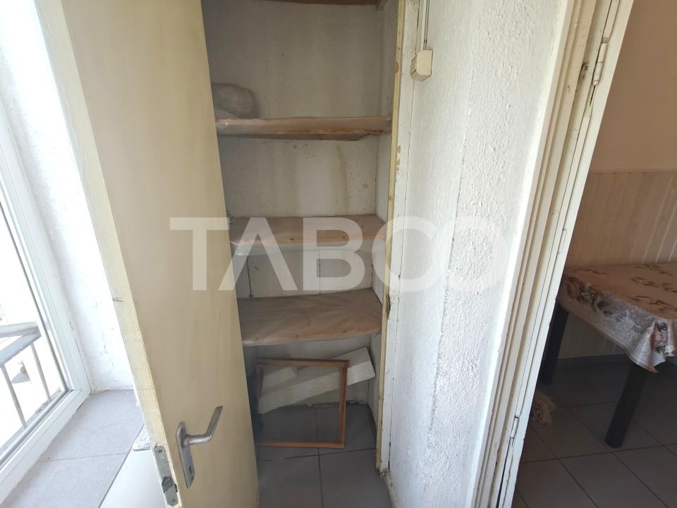 Apartament decomandat 2 camere cu pivnita si balcon - zona Terezian