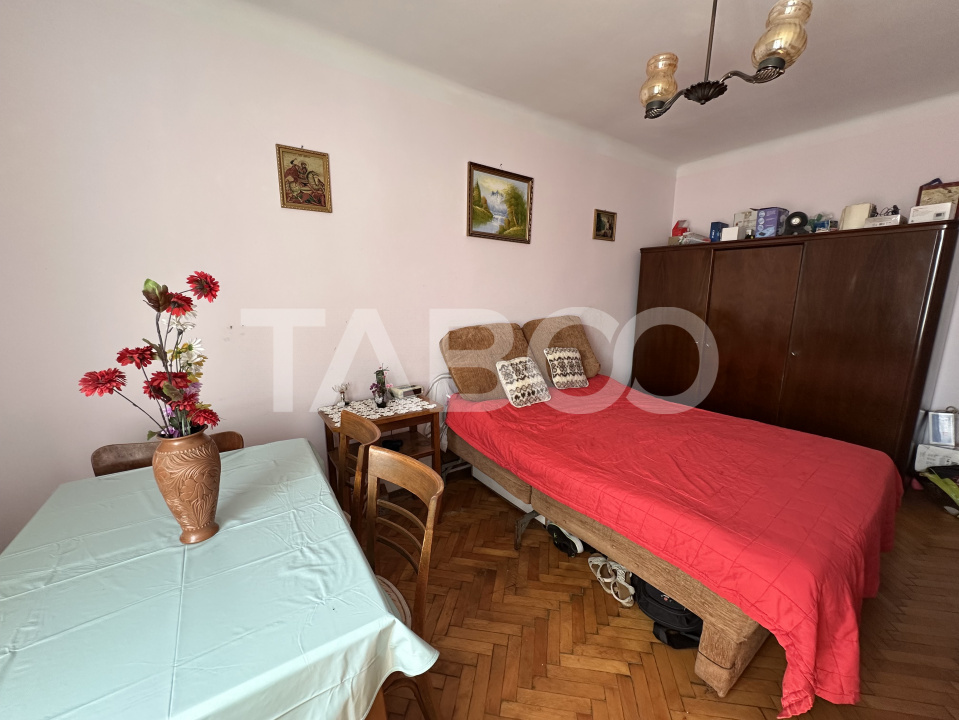  Apartament decomandat 2 camere etaj 2 boxe la subsol garaj  Negoiu