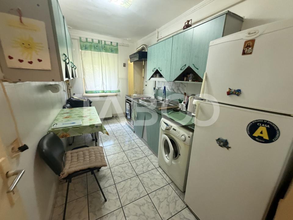 Apartament decomandat 2 camere parter boxa la subsol zona 1 Decembrie