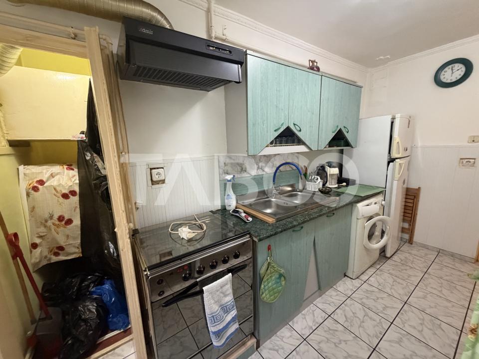 Apartament decomandat 2 camere parter boxa la subsol zona 1 Decembrie