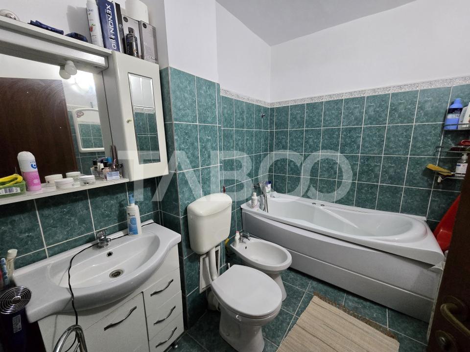 Apartament decomandat 3 camere 2 bai 66 mp parcare boxa Terezian Sibiu