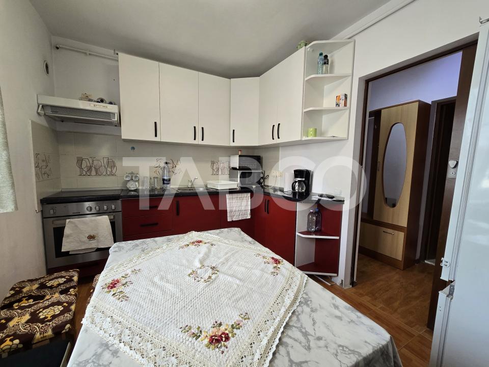 Apartament decomandat 3 camere 2 bai 66 mp parcare boxa Terezian Sibiu