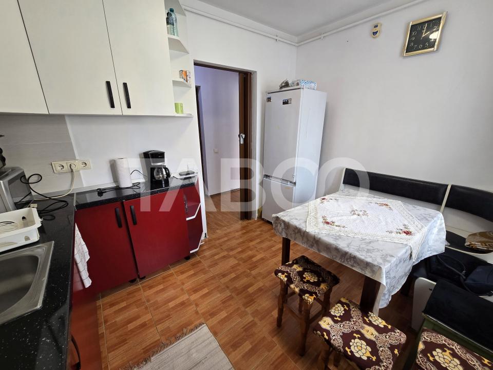 Apartament decomandat 3 camere 2 bai 66 mp parcare boxa Terezian Sibiu