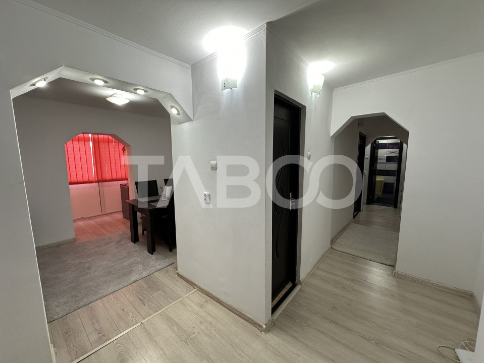 Apartament decomandat 3 camere 2 bai 68 mpu etaj 3 Calimanesti Valcea 