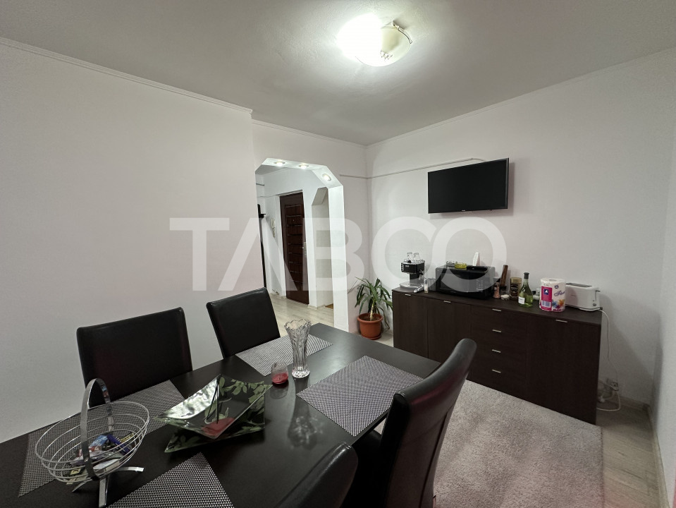 Apartament decomandat 3 camere 2 bai 68 mpu etaj 3 Calimanesti Valcea  in Calimanesti - Pietei