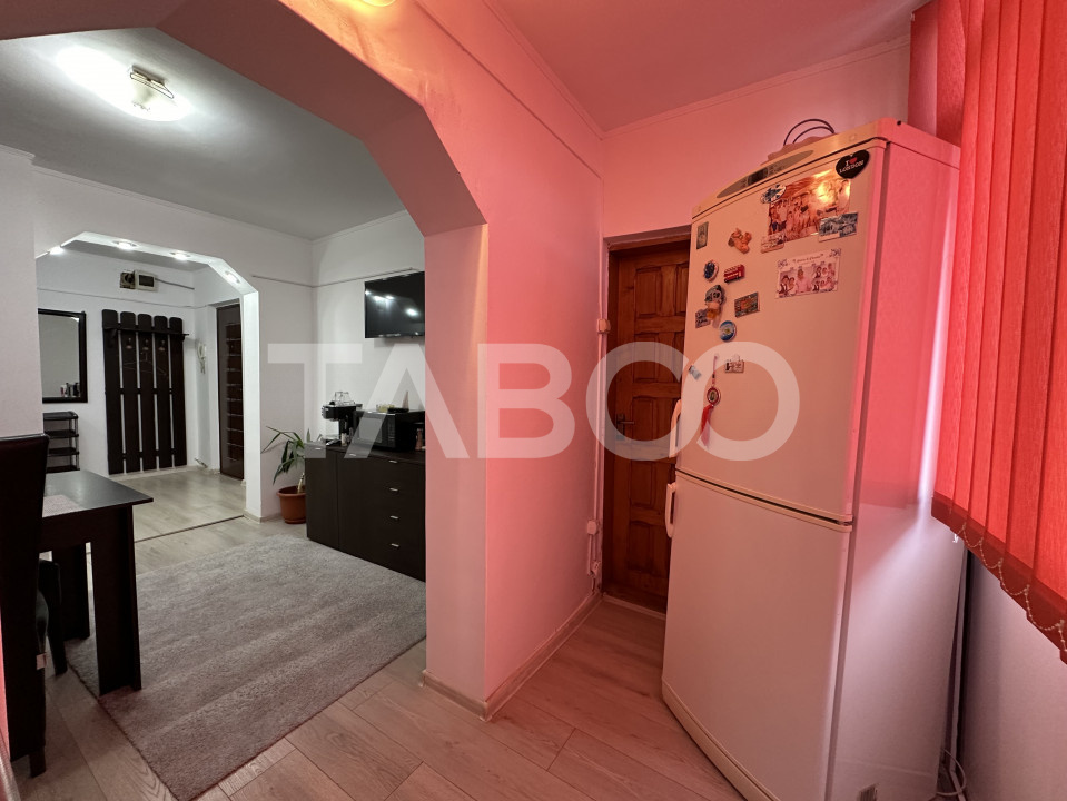 Apartament decomandat 3 camere 2 bai 68 mpu etaj 3 Calimanesti Valcea 