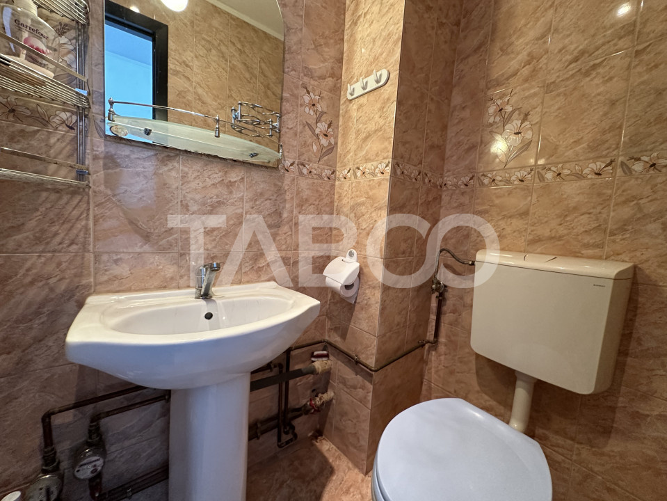 Apartament decomandat 3 camere 2 bai 68 mpu etaj 3 Calimanesti Valcea 