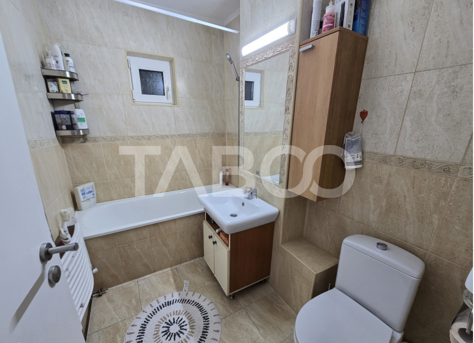 Apartament decomandat 3 camere 2 bai balcon pivnita Strand Sibiu