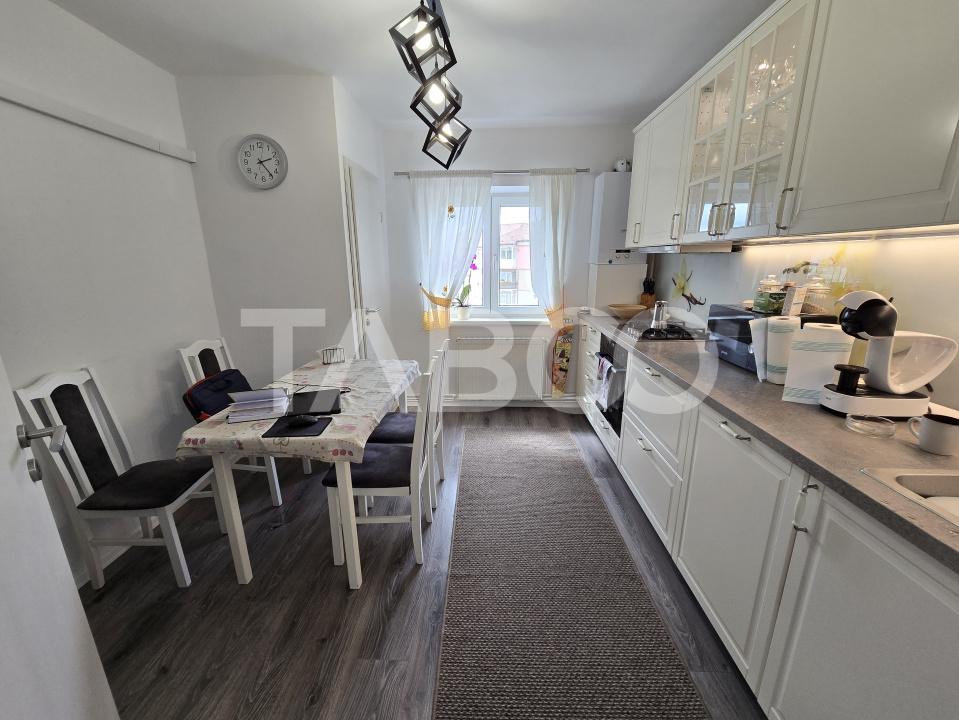 Apartament decomandat 3 camere 2 bai balcon pivnita Strand Sibiu