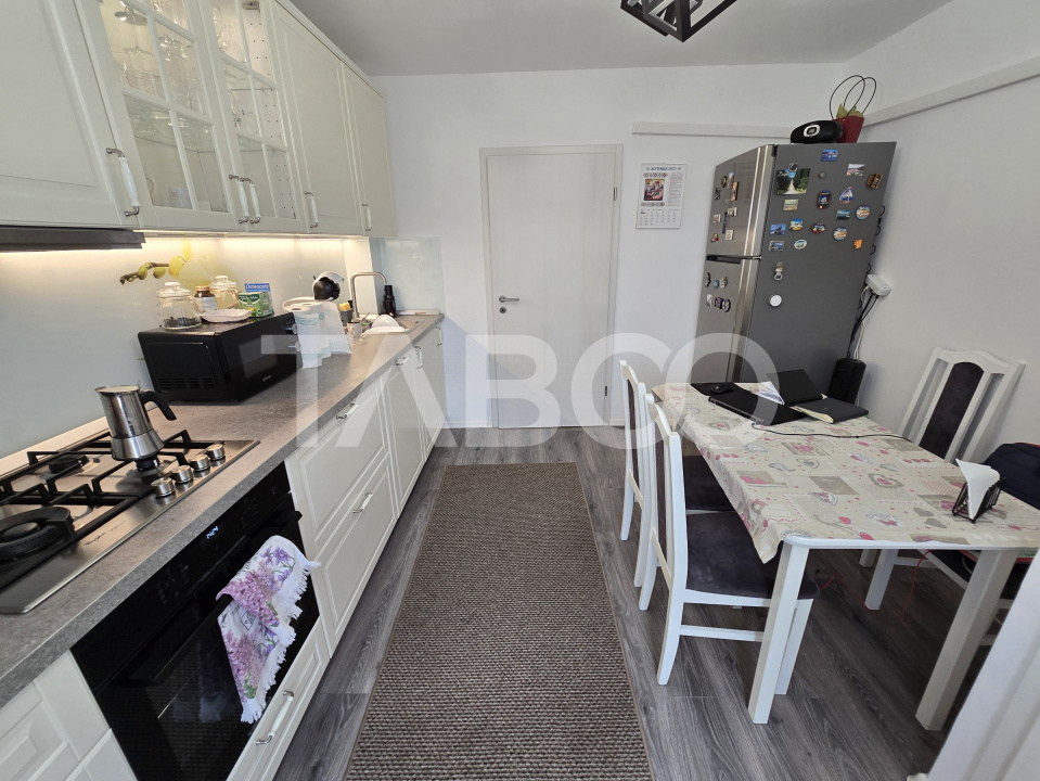 Apartament decomandat 3 camere 2 bai balcon pivnita Strand Sibiu