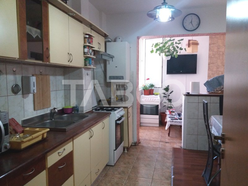 Apartament decomandat 3 camere  2 bai etaj 3 balcon zona buna Cisnadie