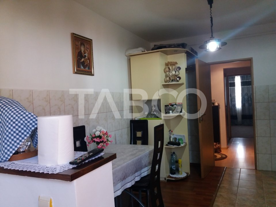 Apartament decomandat 3 camere  2 bai etaj 3 balcon zona buna Cisnadie
