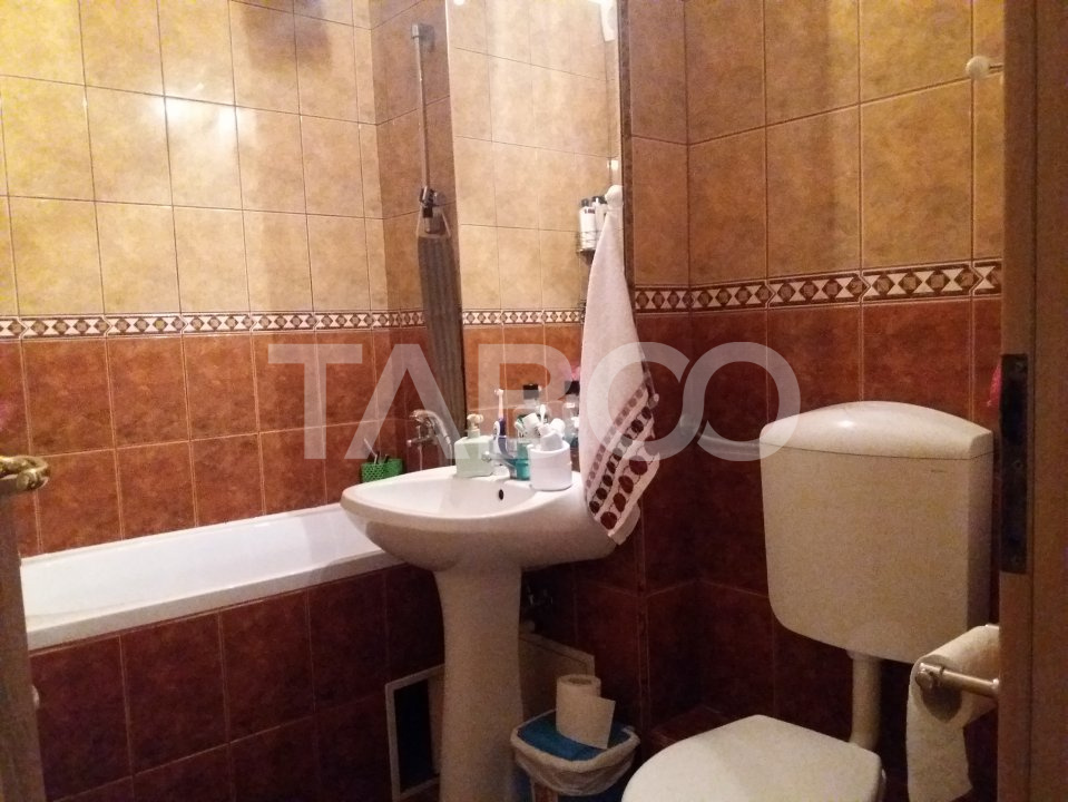 Apartament decomandat 3 camere  2 bai etaj 3 balcon zona buna Cisnadie