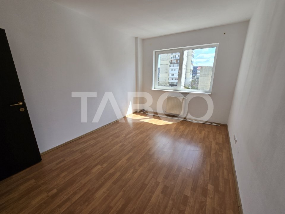 Apartament decomandat 3 camere balcon etaj 3 lift Mihai Viteazul Sibiu