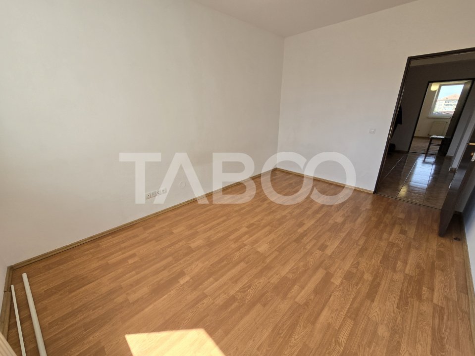 Apartament decomandat 3 camere balcon etaj 3 lift Mihai Viteazul Sibiu